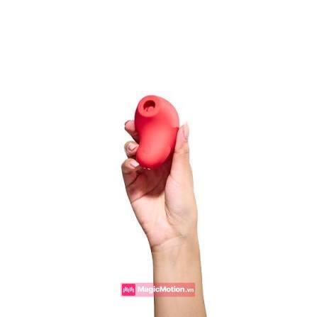 Trên tay máy mút hạt le